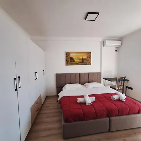 Deluxe Near Center Double Or Twin Bed 티라나